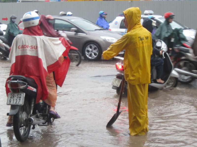 Lực lượng công nhân túc trực liên tục hướng dẫn tránh những chỗ nước sâu và khơi thông nước