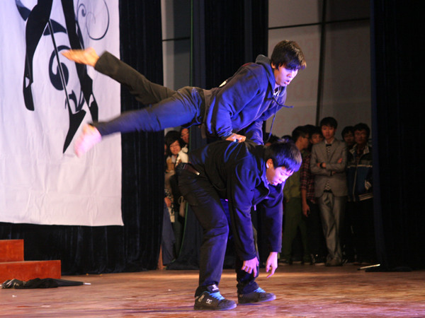 Tiết mục nhảy hiện đại được xây dựng thành một tiểu phẩm kịch