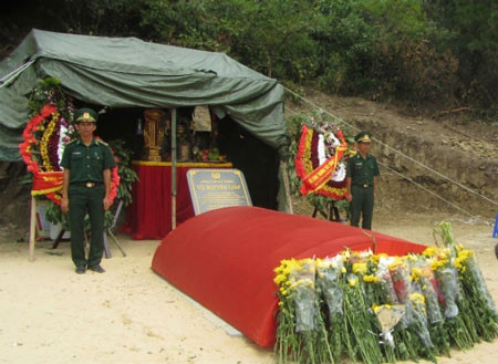 Các chiến sỹ nghiêm trang canh giấc ngủ Đại tướng. Các chiến sỹ nghiêm trang canh giấc ngủ Đại tướng