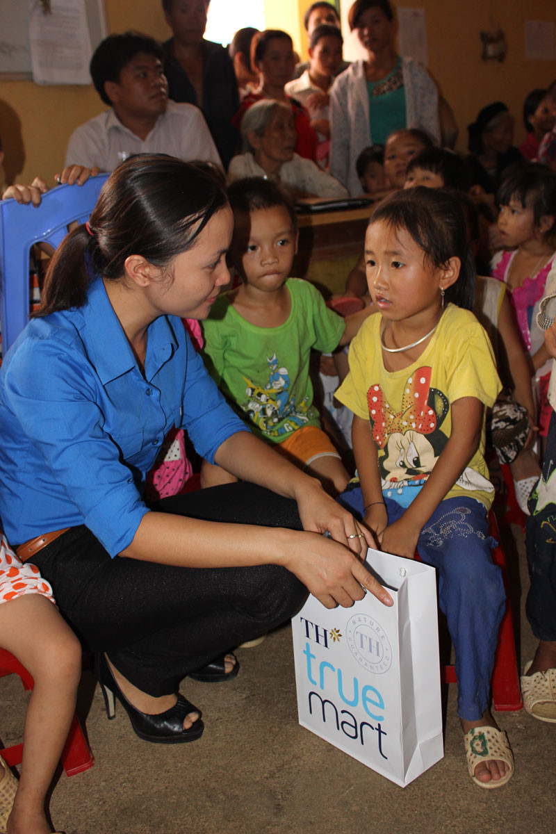 Cán bộ Tỉnh Đoàn Yên Bái trao quà cho các cháu ở xã Yên Bình