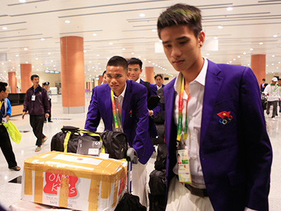 Các cầu thủ U23 mang rất nhiều thức ăn từ Việt Nam sang. Ảnh: Đức Đồng