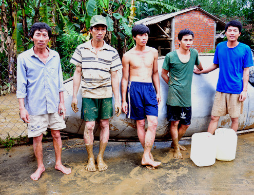 Ông Hồ Sở (trái) cùng các thành viên tham gia cứu sống gần trăm người trong trận lũ kinh hoàng vừa qua. Ảnh: Trí Tín. Ông Hồ Sở (trái) cùng các thành viên tham gia cứu sống gần trăm người trong trận lũ kinh hoàng vừa qua. Ảnh: Trí Tín