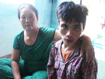 Bà Thành một mình bám biển nuôi gia đình và đứa con nạn nhân chất độc da cam. Bà Thành một mình bám biển nuôi gia đình và đứa con nạn nhân chất độc da cam