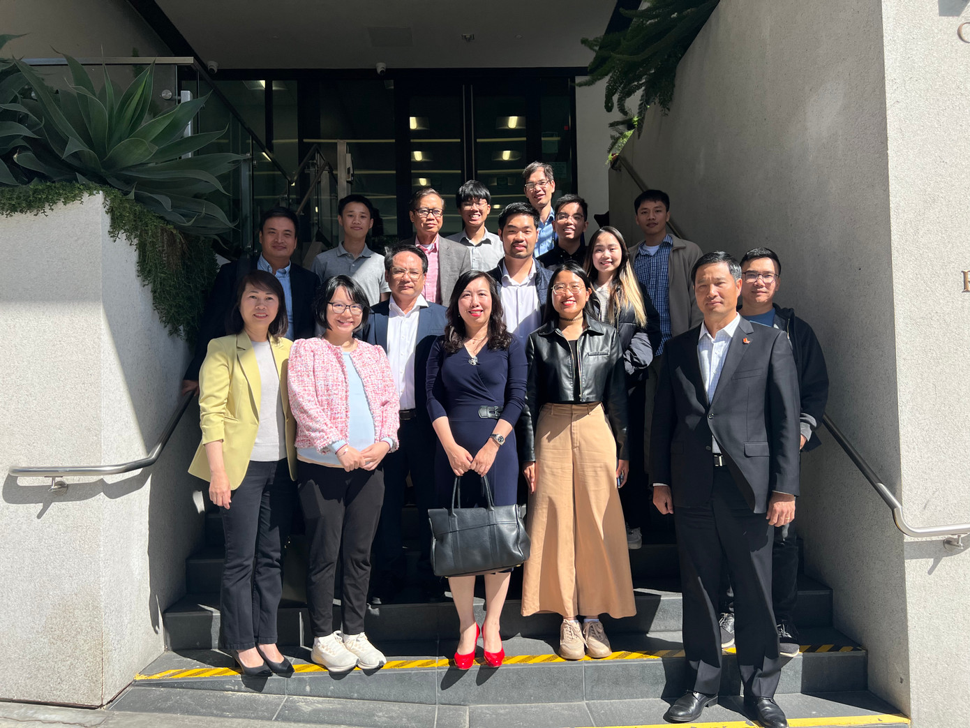 Thứ trưởng Lê Thị Thu Hằng gặp gỡ các doanh nhân, trí thức người Việt tại Mỹ. Thứ trưởng Lê Thị Thu Hằng gặp gỡ các doanh nhân, trí thức người Việt tại Mỹ.