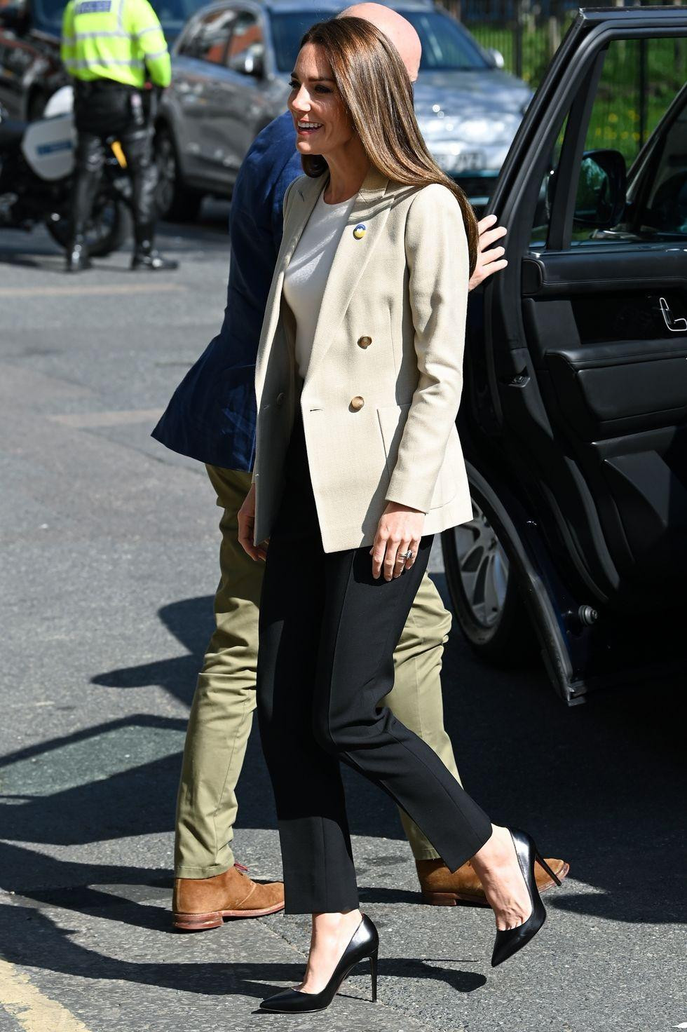 Khi đến thăm trụ sở chính của tổ chức từ thiện Disasters Emergency Committee ở London vào tháng 4, Công nương Kate chọn phong cách công sở giản dị và thanh lịch.