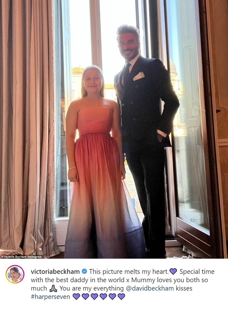 Trên trang cá nhân, Victoria Beckham chia sẻ hình ảnh của hai cha con, kèm dòng trạng thái: &quot;Bức ảnh này làm tan chảy trái tim tôi. Khoảng thời gian đặc biệt với người cha tuyệt vời nhất thế giới. Mẹ yêu cả hai rất nhiều. Anh là tất cả của em, David Beckham. Những nụ hôn cho Harper Seven&quot;.