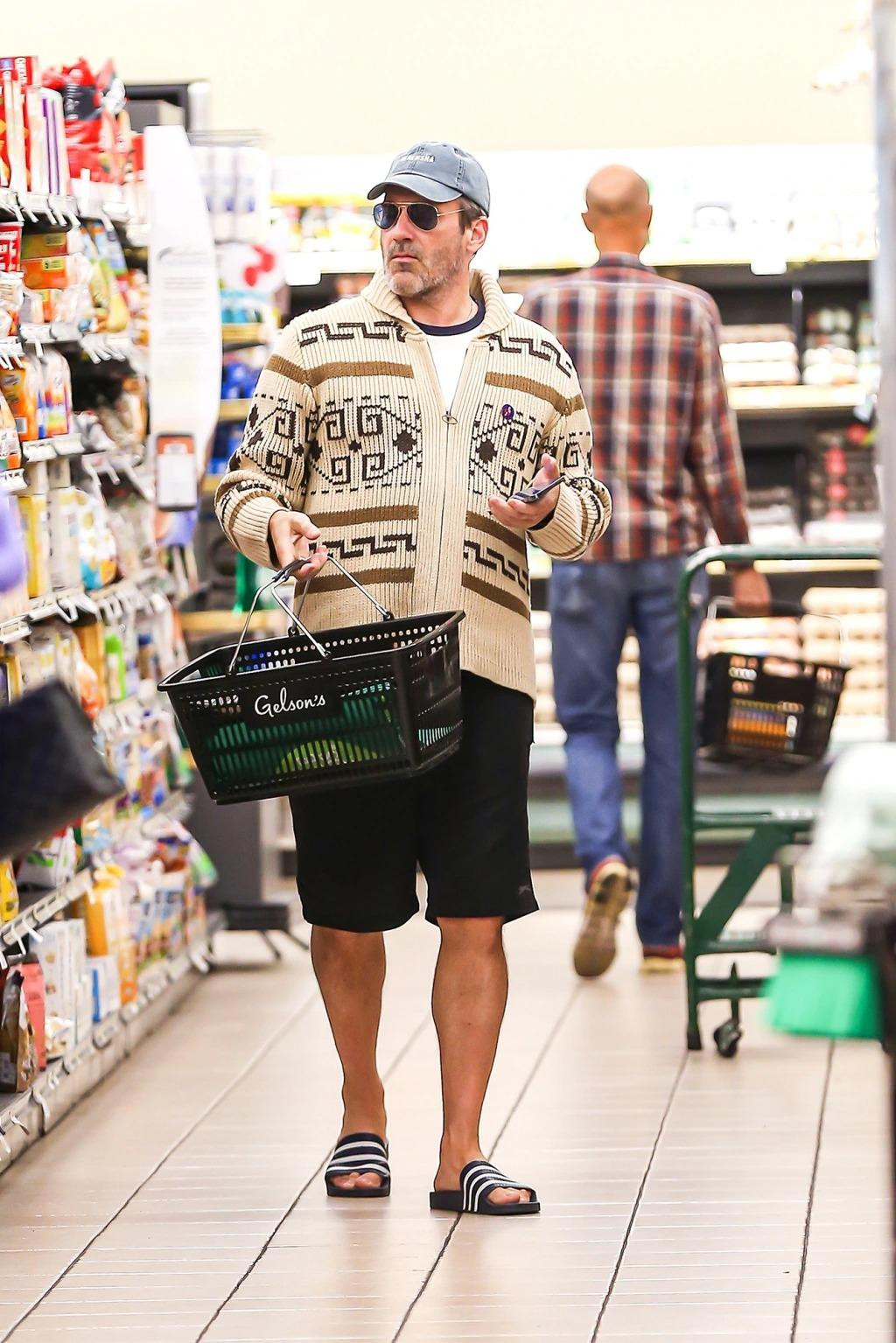 Tài tử "Gã điên" Jon Hamm không thể bình dân hơn khi đi mua sắm tại một cửa hàng tạp hóa ở Hollywood, California.
