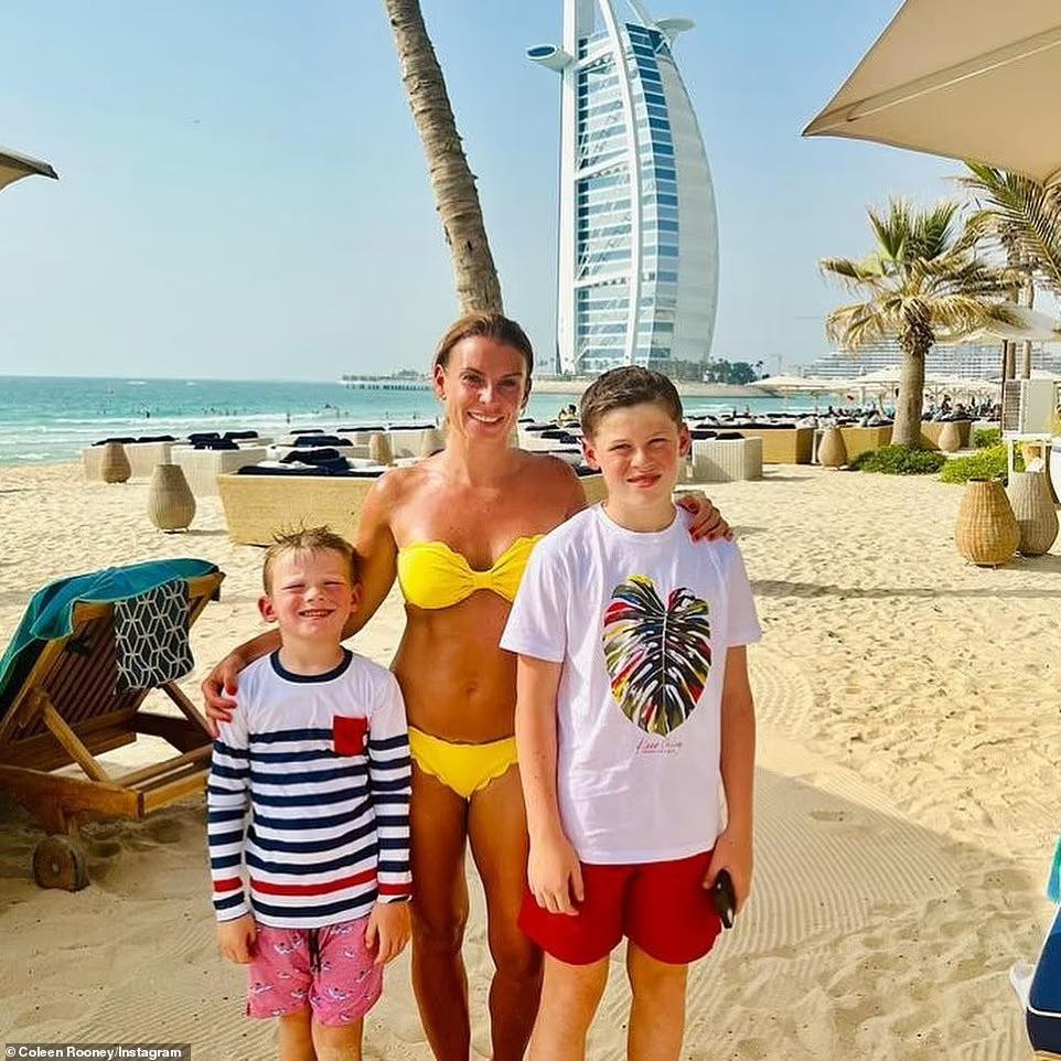 Dù trải qua 4 lần sinh đẻ và sắp 40 tuổi, Coleen vẫn sở hữu vóc dáng săn chắc, gợi cảm. Dù trải qua 4 lần sinh đẻ và sắp 40 tuổi, Coleen vẫn sở hữu vóc dáng săn chắc, gợi cảm.