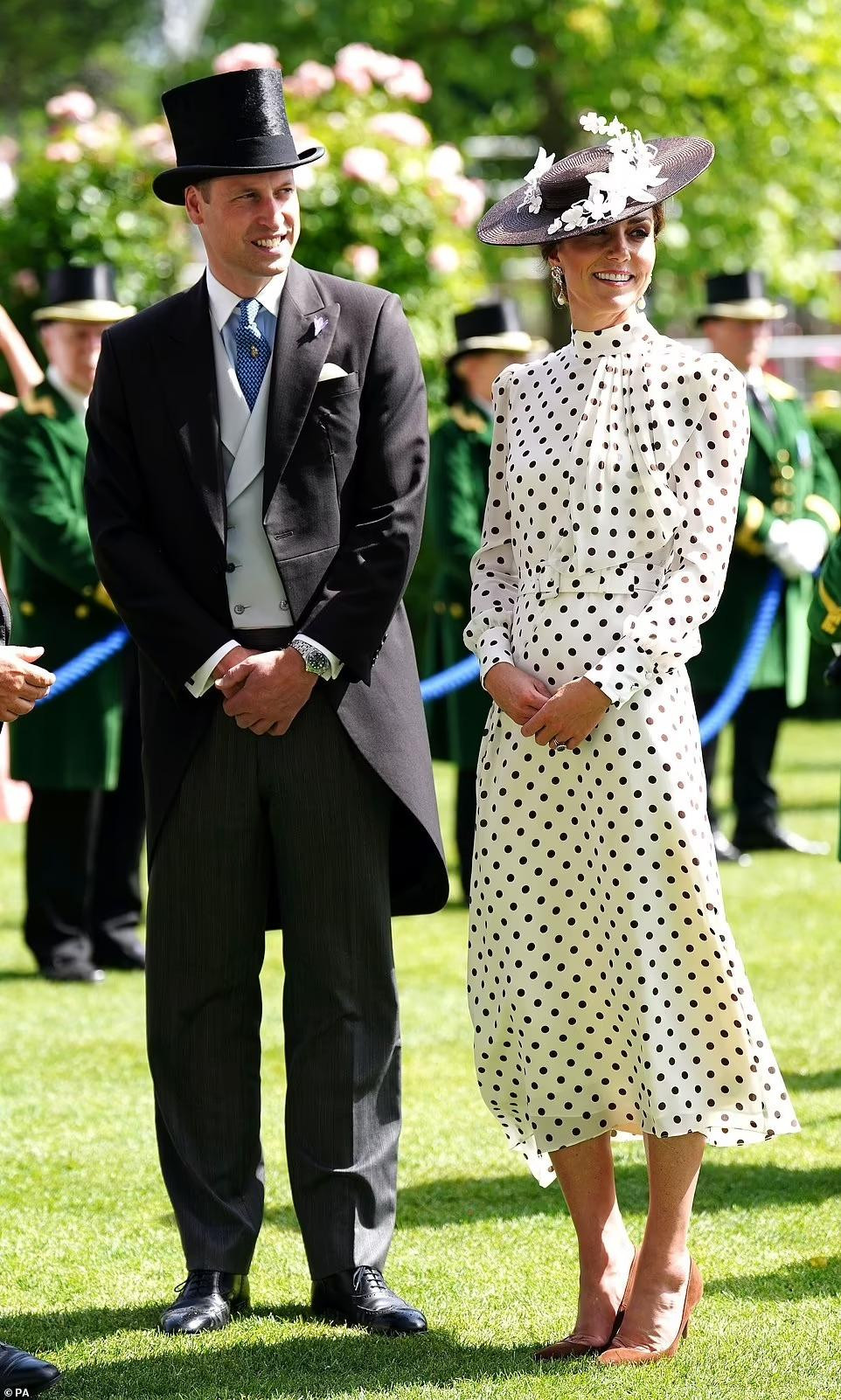 Là biểu tượng thời trang Hoàng gia Anh, Công nương Kate gần như chưa bao giờ gây thất vọng về diện mạo mỗi lần xuất hiện công khai. Mới đây, người đẹp 40 tuổi một lần nữa trở thành tâm điểm tại lễ hội đua ngựa Royal Ascot - sự kiện thường niên của Hoàng gia Anh được tổ chức từ năm 1711.