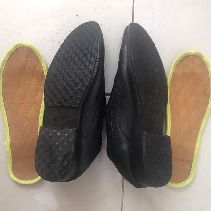 Đôi giày của anh L.P.L sau khi đánh xi, dán thêm đế, thêm lót giày Xác minh thông tin “chặt chém” 400.000 đồng cho 1 lần đánh giày - Ảnh 2.