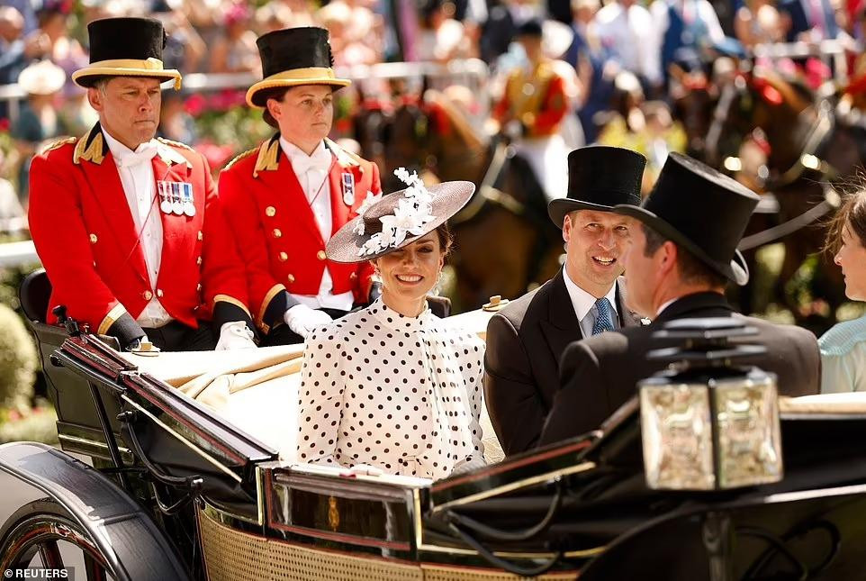 Vợ chồng Công tước xứ Cambridge cùng các thành viên của Hoàng gia Anh tham dự đám rước xe ngựa truyền thống vào thời điểm được đánh giá là nóng nhất trong năm ở Anh, với 31 độ C.