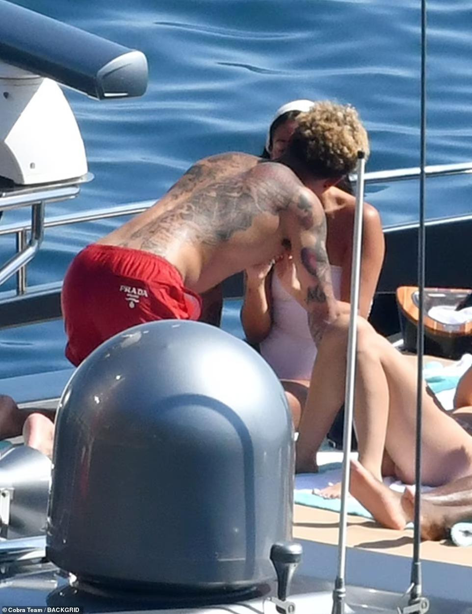 Trong suốt chuyến du ngoạn trên biển, Dele và Cindy liên tục có các cử chỉ thân mật của các cặp tình nhân, hết ôm ấp lại trao nhau nụ hôn say đắm.