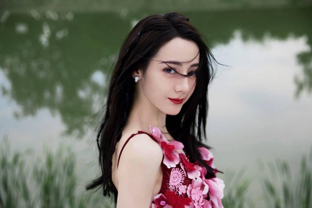 Nhiệt Ba đã đón sinh nhật tuổi 30 vào ngày 3/6 vừa qua. So với lúc vào nghề, cô ngày càng &quot;thăng hạng&quot; nhan sắc.