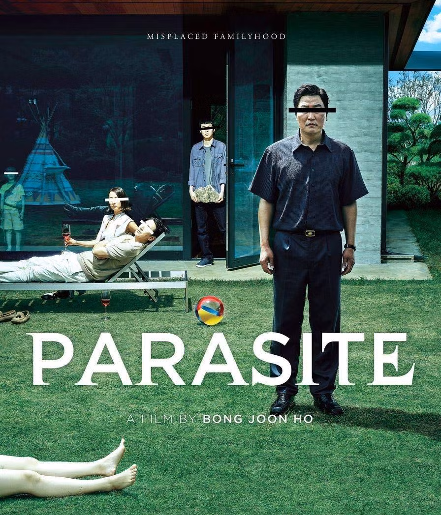 1. Parasite (tựa Việt: Ký sinh trùng) bỏ xa phim xếp hạng 2 với doanh thu ước tính là 263 triệu USD sau khi phát hành năm 2019. Bộ phim đầu tiên đoạt giải Oscar của điện ảnh Hàn Quốc xoay quanh hai gia đình, nhà giàu sống trong căn biệt thự sang trọng trên đồi và nhà nghèo chen chúc nhau trong căn hộ dưới tầng hầm trong khu vực dễ bị ngập lụt. Hai gia đình, hai tầng lớp khác biệt, tưởng chừng không liên quan lại trở thành vướng víu phức tạp khi con trai nhà nghèo giả bằng cấp để xin làm gia sư tại nhà giàu có, mở màn cho bi kịch chết người sau này.