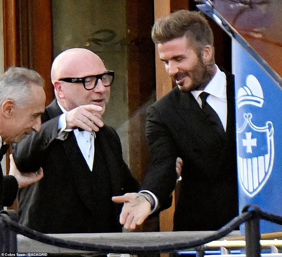 Anh còn là người đàn ông lịch thiệp khi nhường đường cho Domenico Dolce.