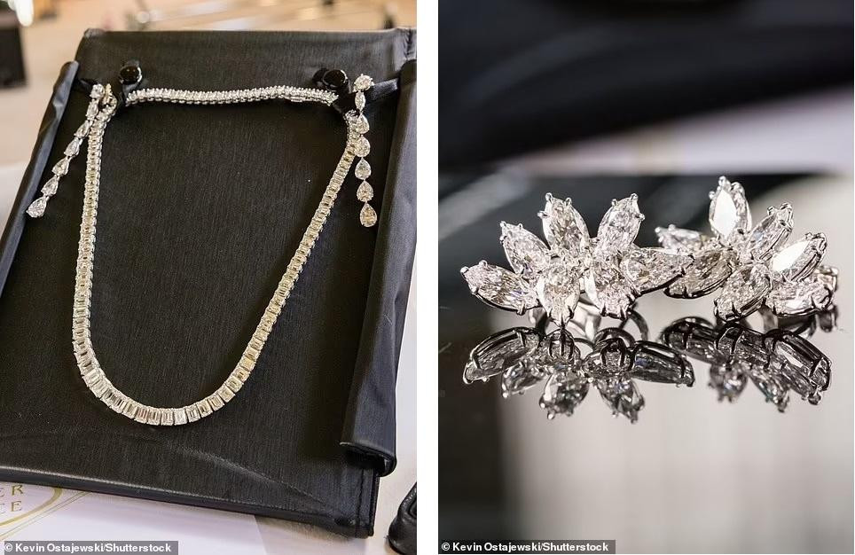 Ngoài ra, Britney còn đeo thêm vòng cổ và hoa tai kim cương tinh xảo.