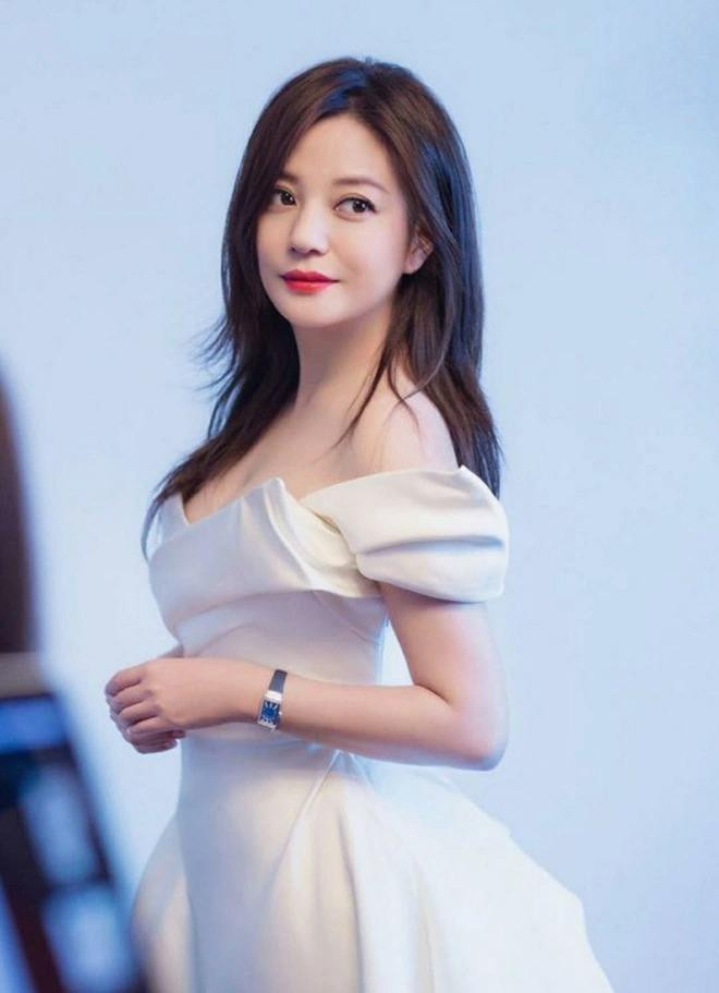 Triệu Vy vẫn không rõ tung tích sau 9 tháng bị "phong sát". Qua bài đăng mới nhất, người đẹp 7x ngụ ý bản thân hiện tại đã trắng tay, mất đi sự nghiệp rực rỡ và cả người thân yêu nhất. Triệu Vy vẫn không rõ tung tích sau 9 tháng bị "phong sát". Qua bài đăng mới nhất, người đẹp 7x ngụ ý bản thân hiện tại đã trắng tay, mất đi sự nghiệp rực rỡ và cả người thân yêu nhất.