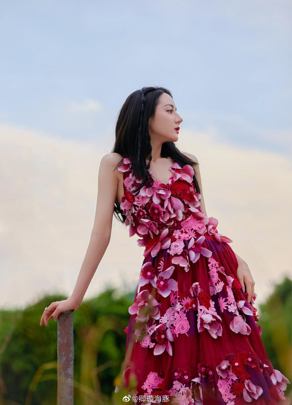 Bộ cánh giúp nữ diễn viên 9x tôn lên bờ vai gầy nuột nà và vòng eo tinh tế. Với góc chụp nghiêng, cô khoe các đường nét hoàn hảo trên gương mặt, đặc biệt là sống mũi cao và thẳng.