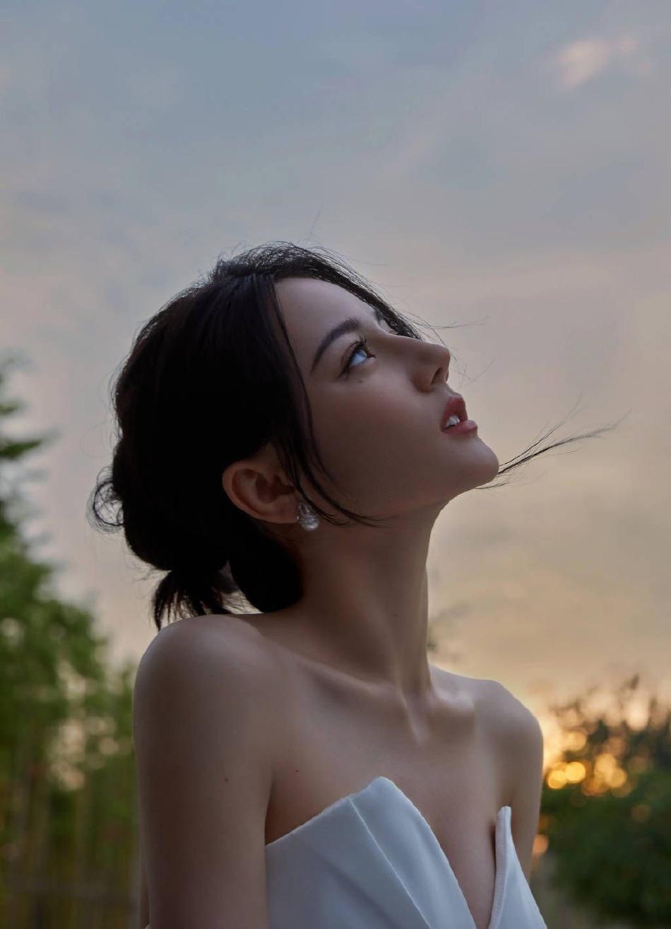 Đầu năm 2022, bộ phim cổ trang huyền huyễn &quot;Ngự giao ký&quot; của cô và Nhậm Gia Luân đã lên sóng, song không đạt được thành công như mong đợi. Sắp tới, cô dự kiến có thêm hai tác phẩm khác ra mắt khán giả là &quot;An Lạc truyện&quot; và &quot;Công tố tinh anh&quot;.