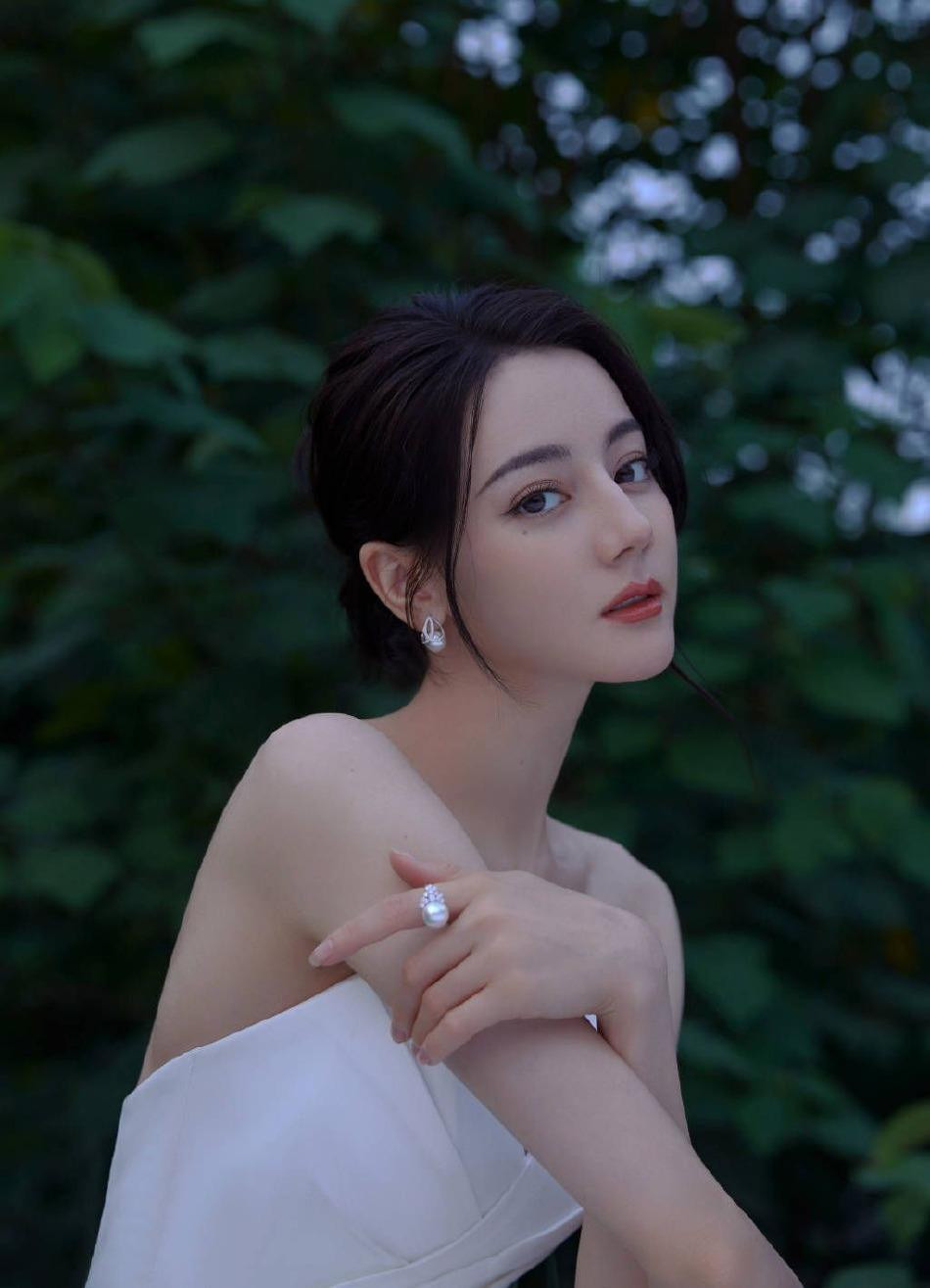 Là mỹ nhân hàng đầu C-biz, không chỉ đắt show quảng cáo, Địch Lệ Nhiệt Ba được nhiều đạo diễn &quot;chọn mặt gửi vàng&quot; trong nhiều dự án phim. Gần như năm nào cô cũng có phim lên sóng dù phong độ trồi sụt thất thường. Năm ngoái, phim &quot;Em là niềm kiêu hãnh của anh&quot; gây tiếng vang toàn châu Á.