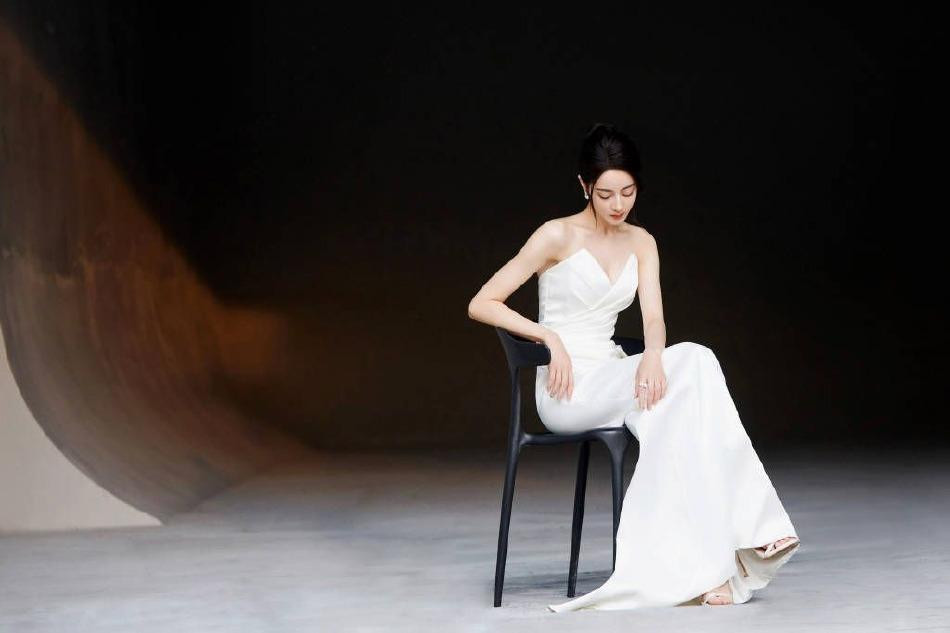 Gần đây có thông tin, Nhiệt Ba đang được cân nhắc cho vai chính trong bộ phim về quê hương cô - Tân Cương, có tên là &quot;Phong Cảnh Bên Đây&quot;.