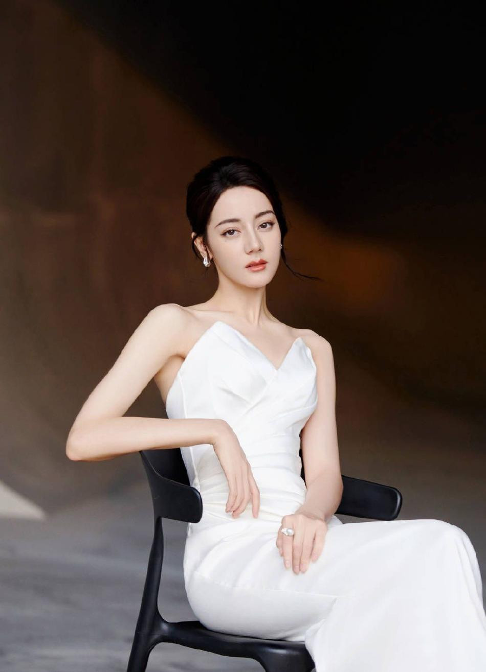 Trước đó một ngày, ngôi sao &quot;Tam sinh tam thế: Chẩm thượng thư&quot; cũng được mời đến một sự kiện quảng bá nhãn hàng mỹ phẩm khác. Không còn là dáng vẻ &quot;kẹo ngọt&quot;, Nhiệt Ba hóa thân thành quý cô trưởng thành thanh lịch và gợi cảm trong chiếc váy cúp ngực trắng ôm lấy cơ thể.