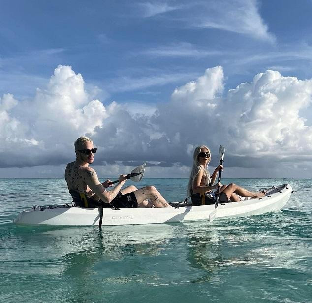 Họ dường như đã có khoảng thời gian ngọt ngào và thú vị bên nhau. &quot;Bãi biển cho hai người&quot;, Kim chú thích.