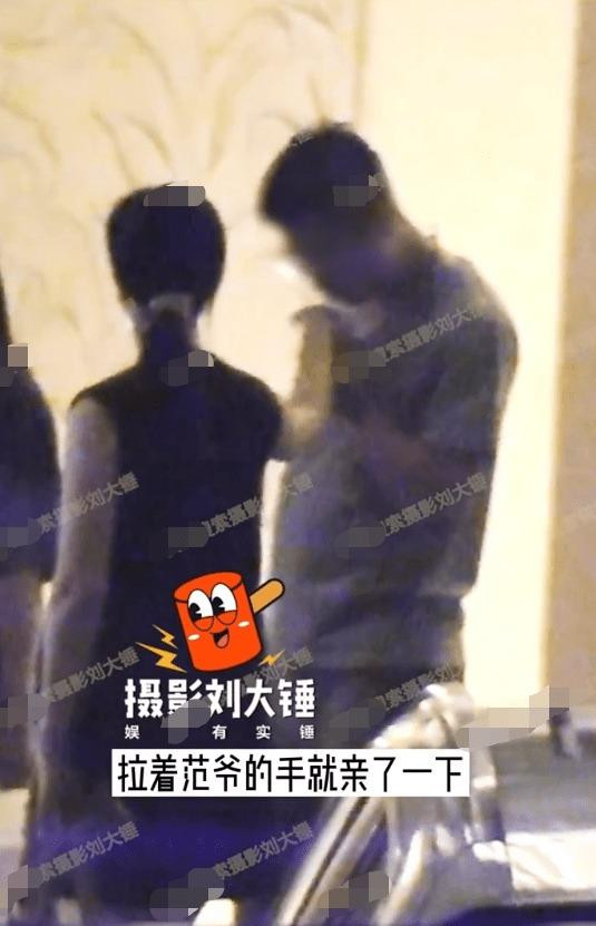 Người đàn ông hôn tay Phạm Băng Băng. Người đàn ông hôn tay Phạm Băng Băng.