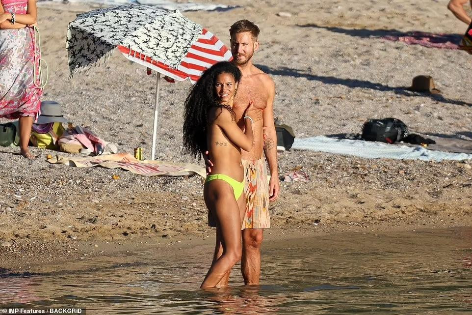 Sau đó, Vick đã học theo vị hôn phu cởi áo bơi, phô ngực trần giữa bãi biển đông người.