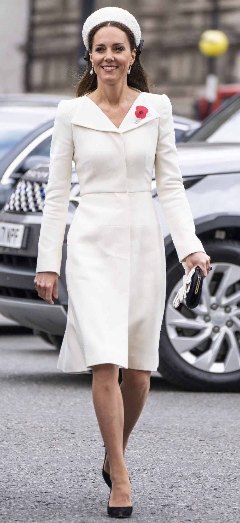 Trong dịp lễ Anzac Day (tưởng nhớ những thành viên của Quân đội Úc và New Zealand đổ bộ vào Gallipoli của Thổ Nhĩ Kỳ trong Thế chiến I) vào tháng 4, Nữ công tước xứ Cambridge xuất hiện với khí chất vương giả và thanh lịch trong bộ đầm màu kem. Lần này, cô kết hợp với giày cao gót và clutch màu đen.