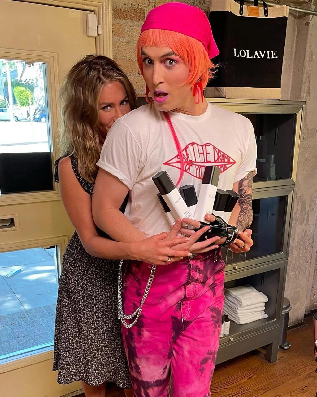 Minh tinh Jennifer Aniston ôm ấp thân thiết với diễn viên hài Benny Drama. Minh tinh Jennifer Aniston ôm ấp thân thiết với diễn viên hài Benny Drama.