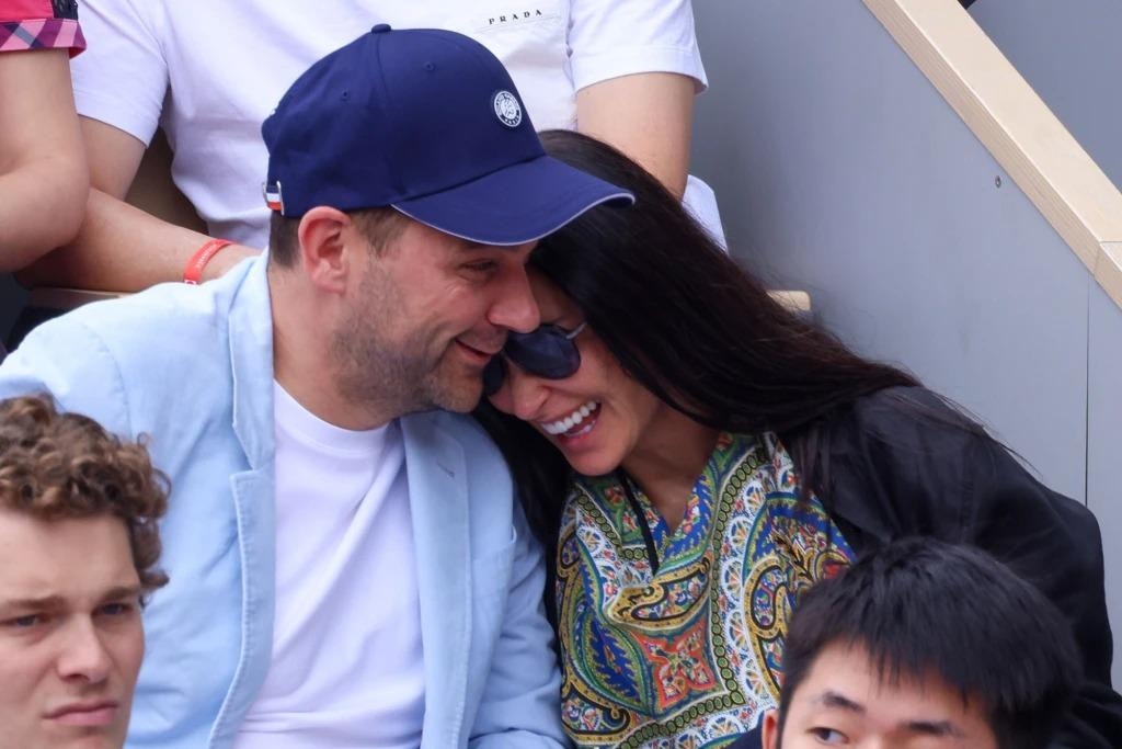 Demi Moore e ấp bên bạn trai David Humm như thiếu nữ mới lớn trên khán đài trận đấu quần vợt của giải French Open.