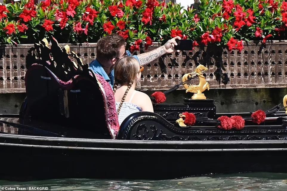 Cả hai còn chụp ảnh selfie cùng nhau. Trên trang cá nhân, huyền thoại bóng đá một thời thường xuyên chia sẻ những bức ảnh ngọt ngào với con gái.