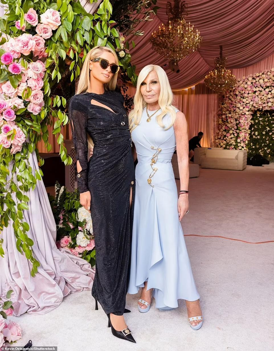Paris Hilton và nhà thiết kế lừng danh Donatella Versace - người may váy cưới cho Britney là hai trong số những khách mời nổi tiếng hiếm hoi trong đám cưới.