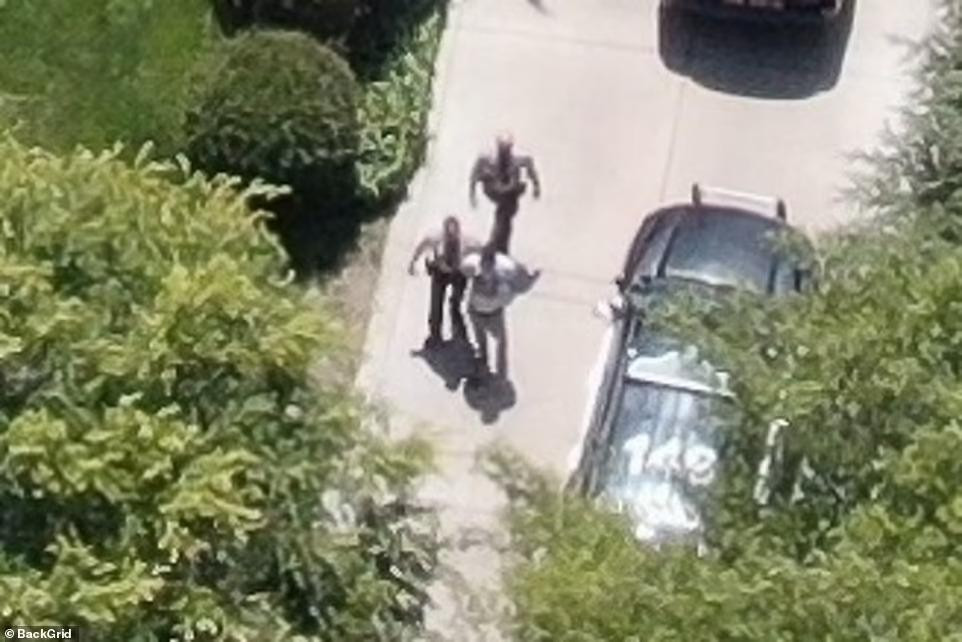 Chồng cũ 55 giờ của Britney Spears sau đó bị áp giải về đồn cảnh sát.