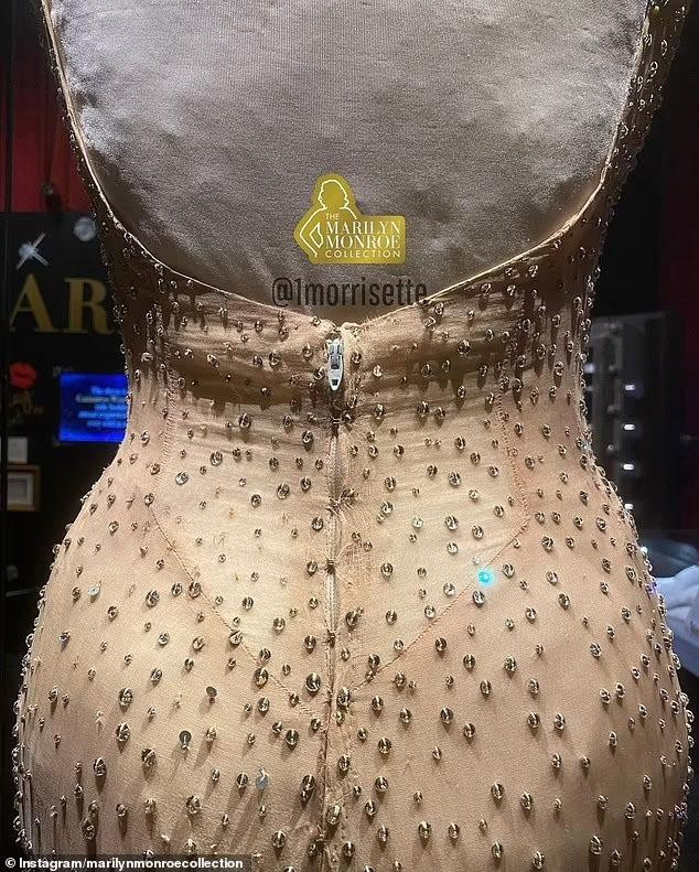Hồi tháng 5, Ripley&apos;s Believe It or Not! - nơi trưng bày bộ cánh ở Hollywood (Mỹ) từng xác nhận váy của Marilyn Monroe không có bất kỳ sự thay đổi nào sau khi Kim mượn mặc.