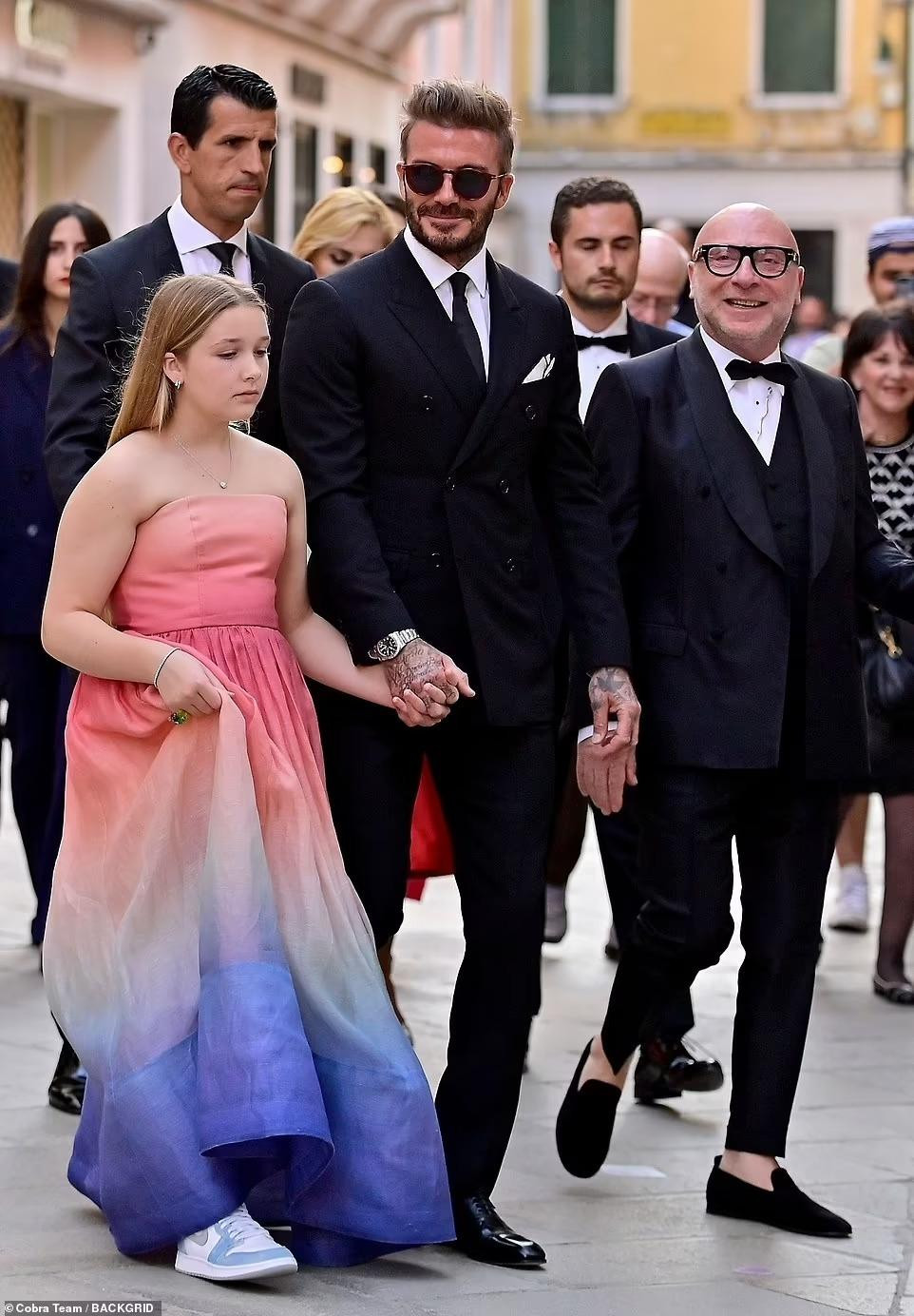 Doanh nhân kiêm nhà thiết kế thời trang người Ý Domenico Dolce cũng có mặt và đi cạnh cha con nhà Beckham.