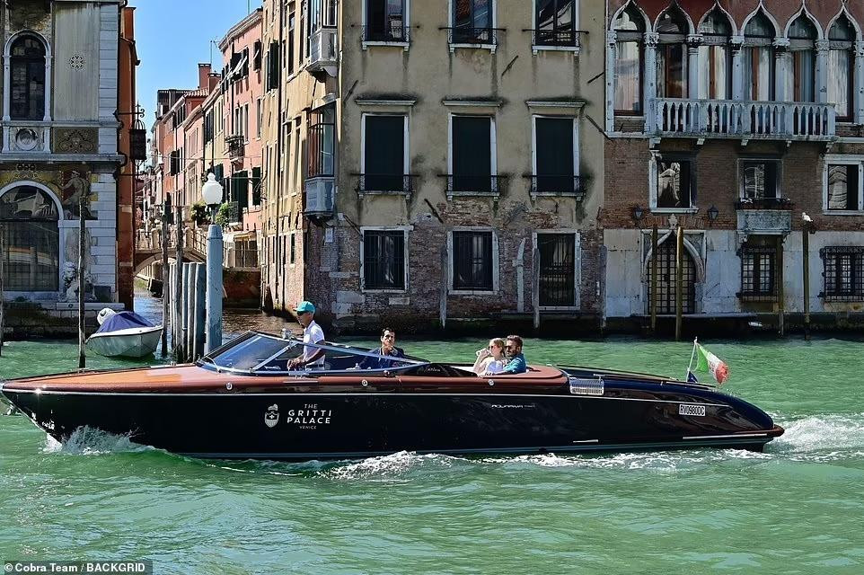 Không chỉ trải nghiệm thuyền gondola truyền thống, hai cha con nhà Beckham còn cùng một người bạn đi ngắm cảnh trên taxi nước.