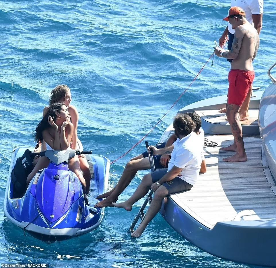 Tiền vệ sinh năm 1996 nhiệt tình làm &quot;phó nháy&quot; cho tình mới.