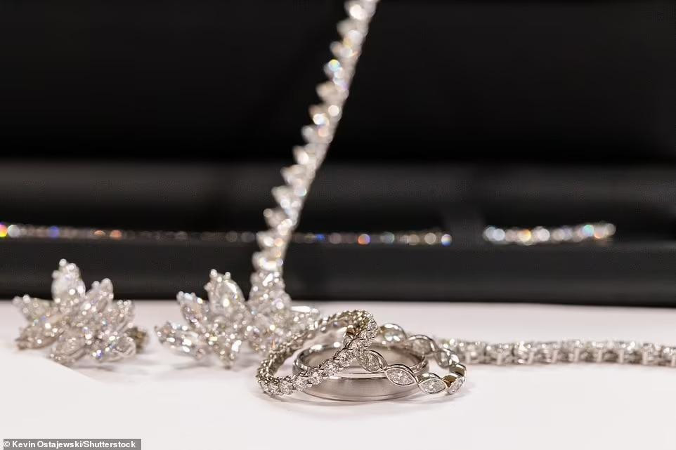 Trang sức dành cho cô dâu đều là kim cương, mang ý nghĩa vĩnh cửu.