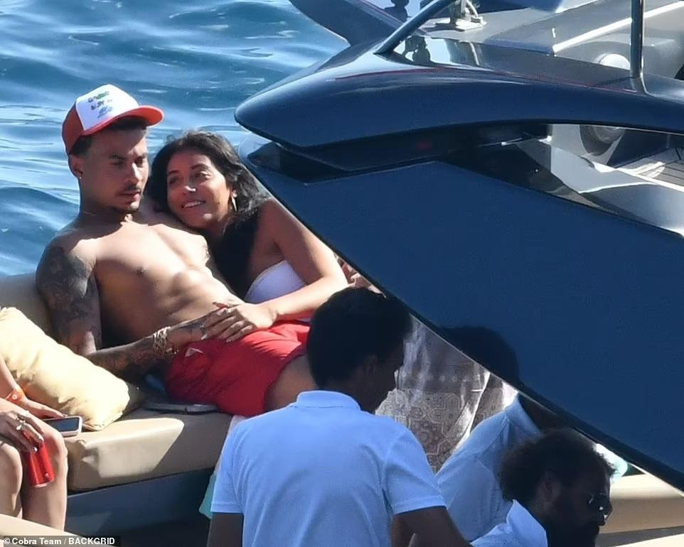 Cindy Kimberly nổi tiếng từ năm 2015 sau khi được Justin Bieber chia sẻ ảnh của cô trên mạng xã hội và viết: &quot;Trời ơi, ai đây?&quot;. Giọng ca &quot;Baby&quot; cũng thích nhiều bức ảnh của người đẹp sinh năm 1998 sau khi chia tay Selena Gomez vào thời điểm đó.