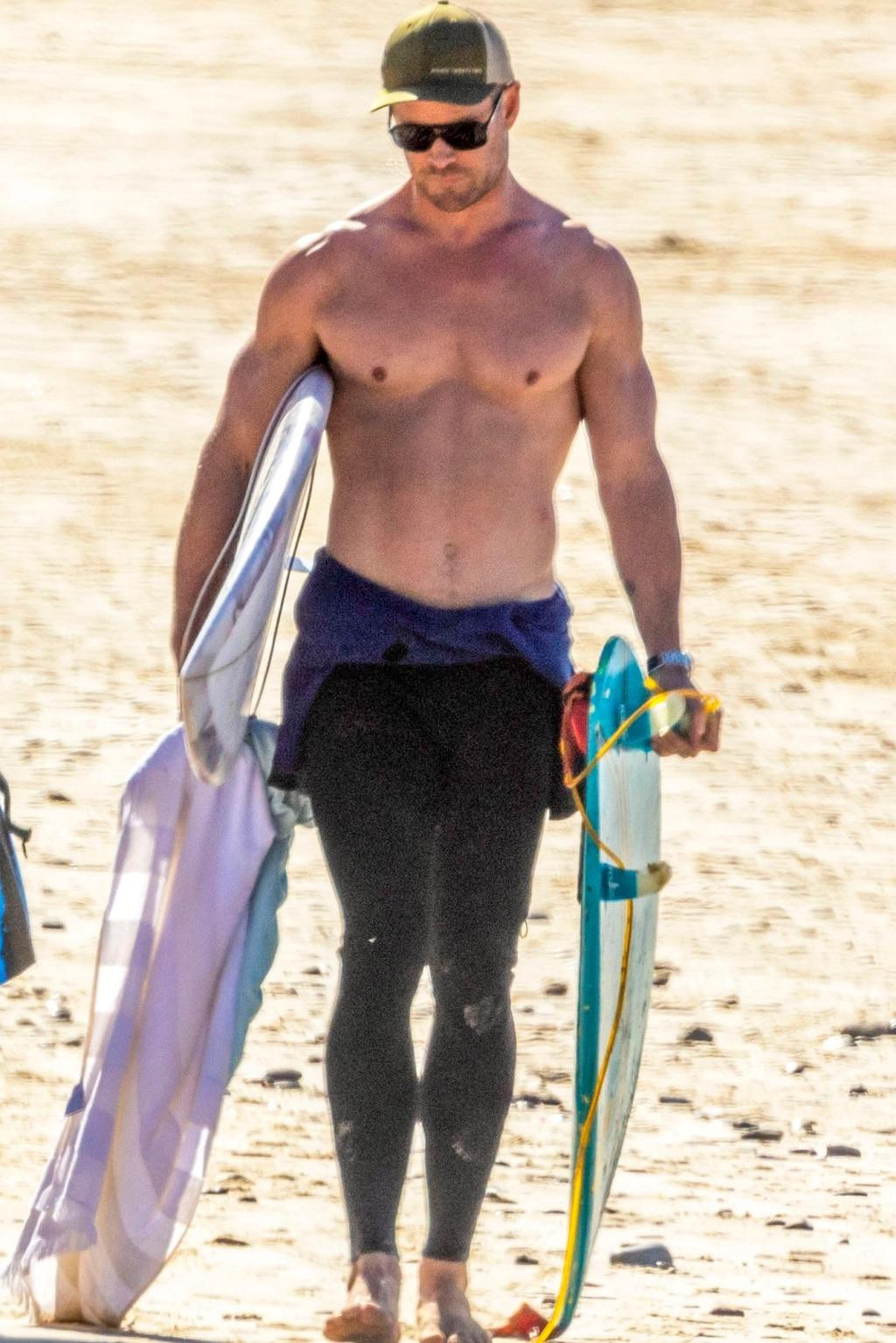 "Thần Sấm" Chris Hemsworth khoe cơ bắp rắn rỏi sau buổi lướt ván cùng gia đình. Là sao hạng A Hollywood, anh cũng giống những ông bố khác phải cầm đồ hộ các con.