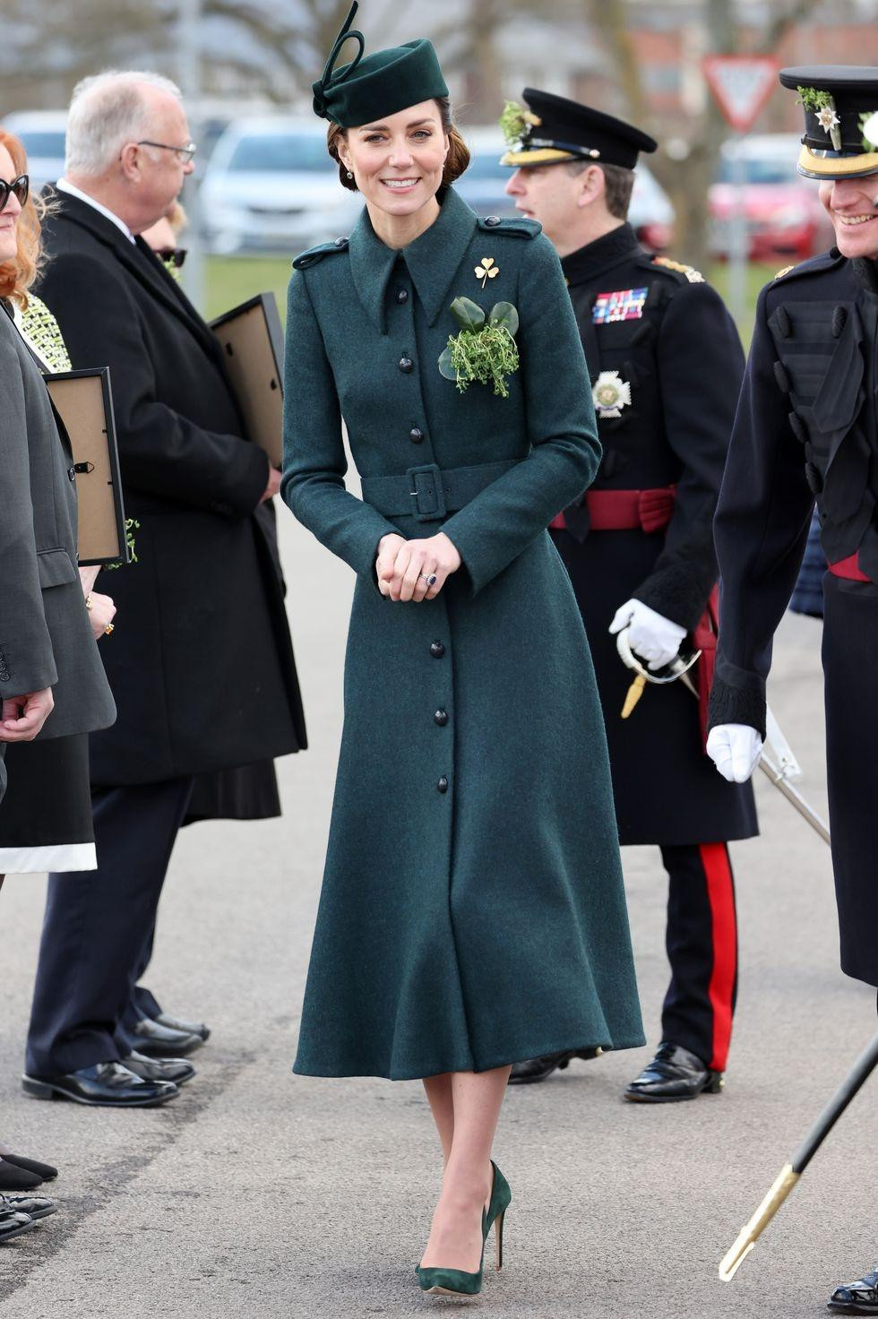 Khi thăm Vệ binh Ireland vào Ngày lễ Thánh Patrick hồi tháng 3, Công nương Kate chọn coat dress và mũ theo phong cách quân đội trông nghiêm túc, chỉn chu mà vẫn rất thời trang.