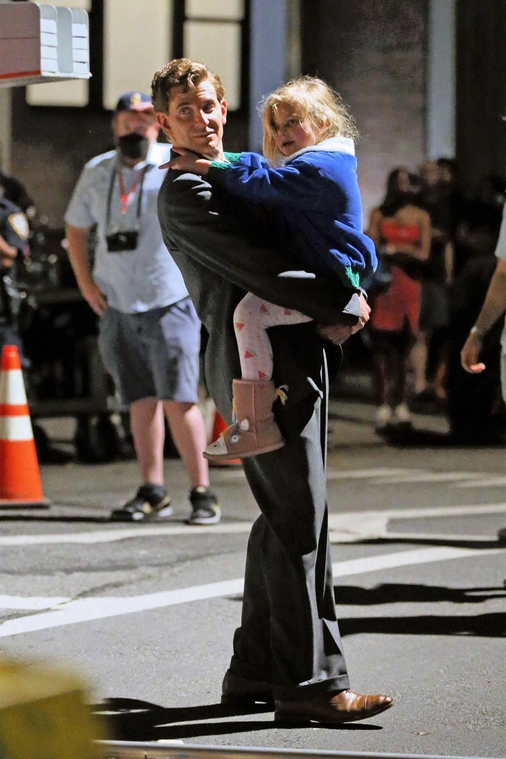 Bradley Cooper ôm con gái Lea (5 tuổi) trong tạo hình nhân vật nhà soạn nhạc huyền thoại Mỹ Leonard Bernstein.