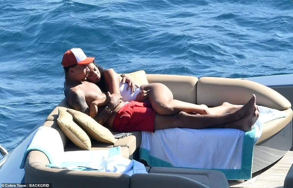 Năm 2022, sự nghiệp người mẫu của Cindy có thêm bước tiến mới khi xuất hiện trên tạp chí áo tắm danh tiếng nhất hành tinh Sports Illustrated. Hiện, cô sở hữu hơn 7 triệu người theo dõi trên Instagram.