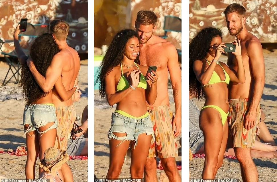 Hôm thứ Bảy (11/6), Vick Hope và Calvin Harris được nhìn thấy trên bãi biển ở đảo Ibiza, Tây Ban Nha. Theo Daily Mail, đây là lần đầu tiên cặp đôi nổi tiếng xuất hiện cùng nhau và công khai thể hiện tình cảm sau khi đính hôn vài tuần trước.