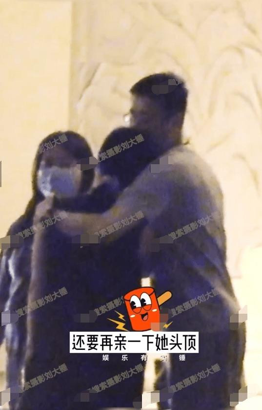 Người này còn ôm và hôn lên đỉnh đầu Phạm gia. Người này còn ôm và hôn lên đỉnh đầu Phạm gia.