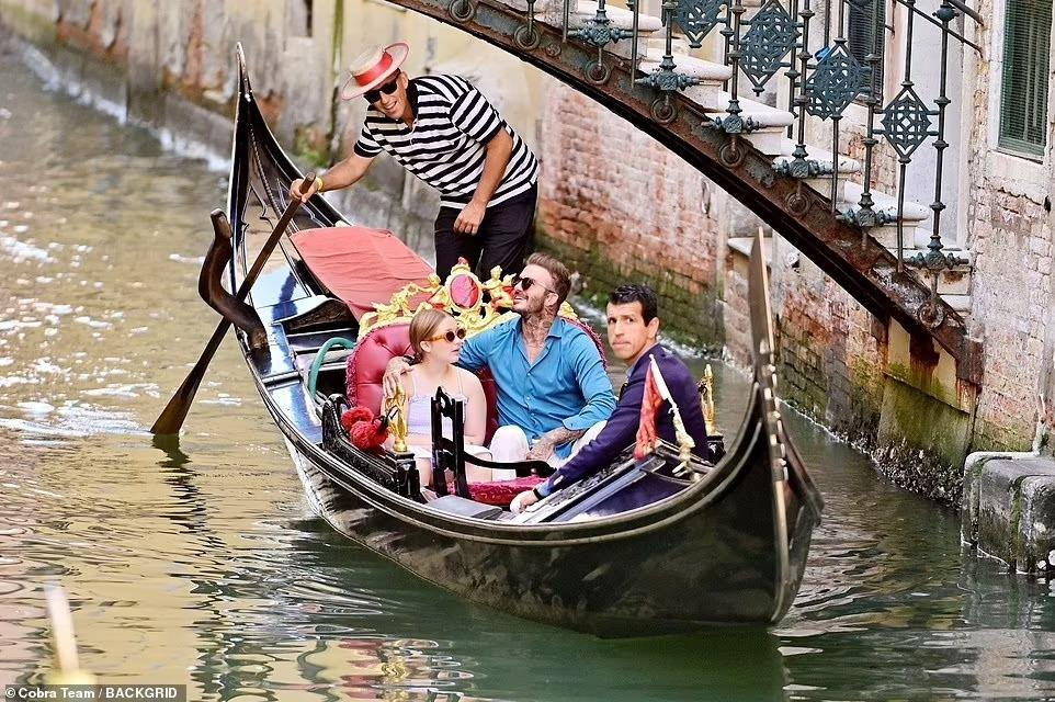 Cặp bố con nổi tiếng tận hưởng chuyến đi. Cả hai đều hào hứng ngắm nhìn thành phố từ trên mặt nước.