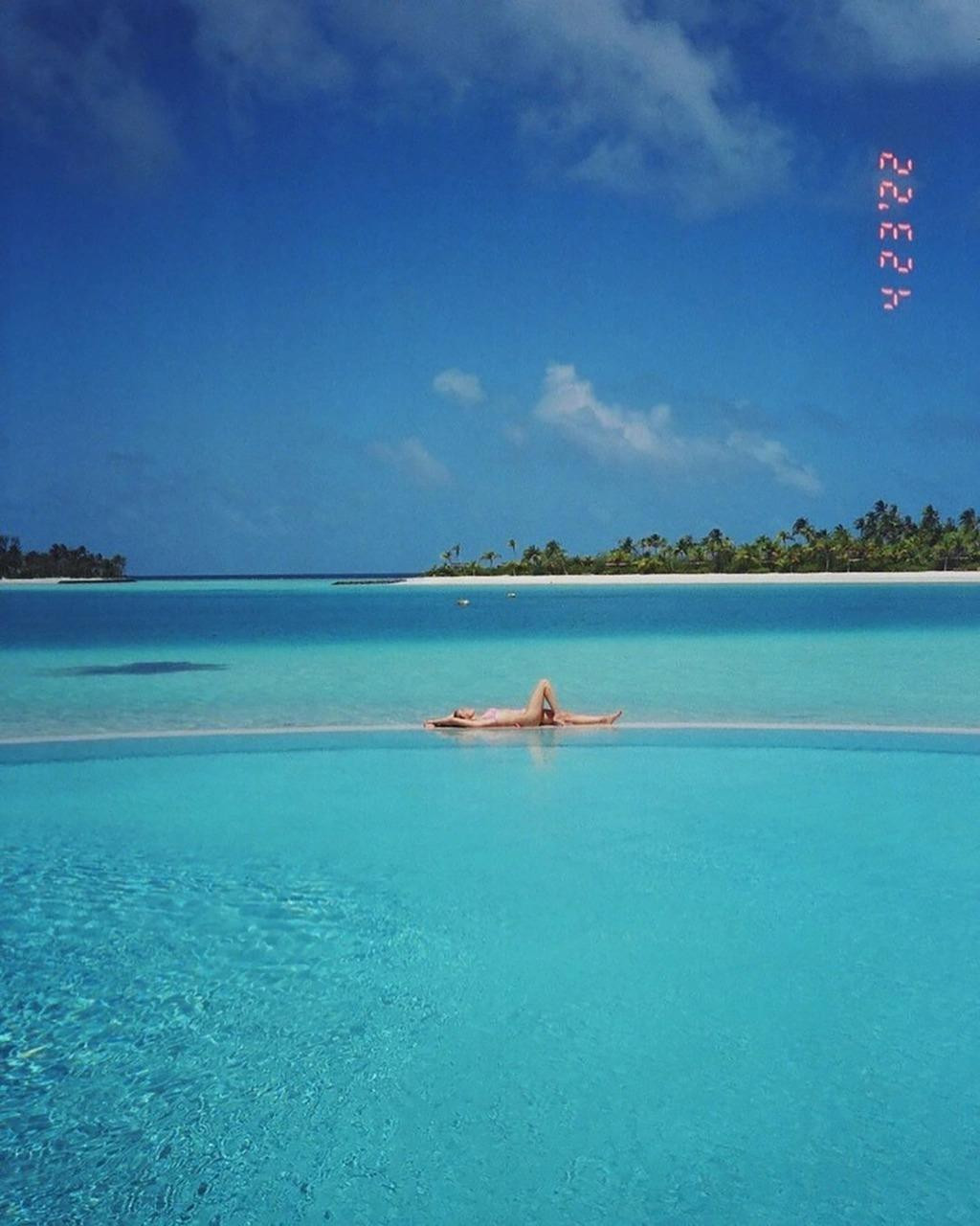 Mỹ nhân "Học viện ma cà rồng" Zoey Deutch đắm mình dưới ánh nắng mặt trời bên bể bơi vô cực hướng biển tuyệt đẹp. Mỹ nhân "Học viện ma cà rồng" Zoey Deutch đắm mình dưới ánh nắng mặt trời bên bể bơi vô cực hướng biển tuyệt đẹp.