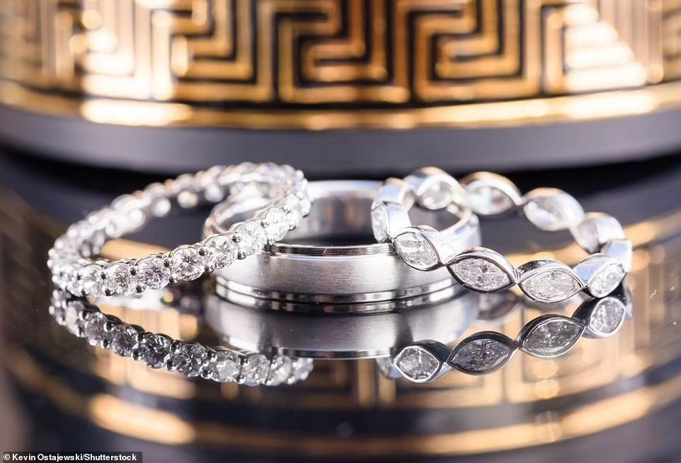 Nhận cưới cô dâu là nhẫn kép với thiết kế cầu kỳ, còn của chú rể là kiểu dáng đơn giản.